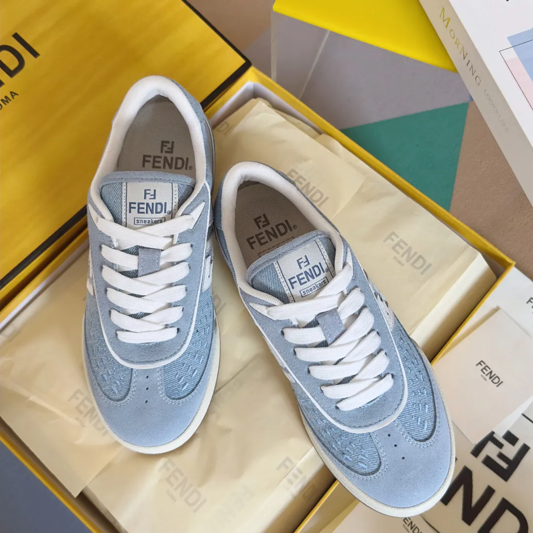 [FENDI] Top P: 720💰 Couple model ▪️ Size: Women's model 35-41 / Men's model 39-45 Top version: Fendi Fendi match series Couple model, film, casual sports shoes, sneakers, original purchase, development and production of these FENDI Match lace-up sports shoes. Small perforations accent the upper. Made of white leather with beige suede details. Matcha green leather FF applique. Rubber sole with FENDI lettering on the side. Comes with exquisite packaging at the counter🛍📦 ▪️ Fabric: Original custom imported first-layer cowhide ▪️ Lining: Imported custom breathable mesh ▪️ Sole: Original molded TPU two-color combination sole ▪️ Sole thickness: 3CM.